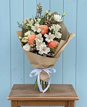 Букет цветов из:  Альстромерии, Лизиантусы, Розы и Хризантемы в Тарычёво